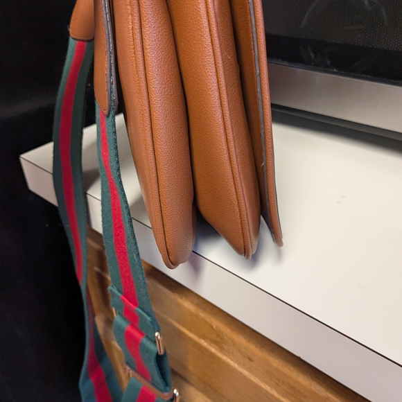 Gucci Brown Leather Shoulder Bag with Gold Accents - Picture 5 of 16